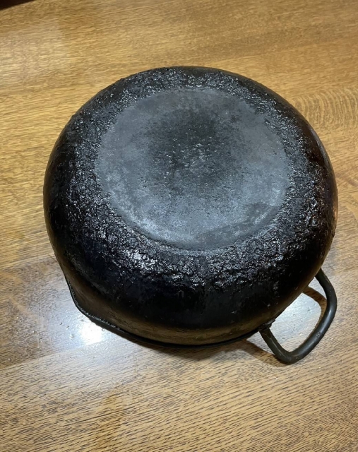 ひっくり返した鍋