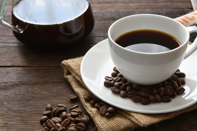 コーヒーカップとコーヒーとコーヒー豆