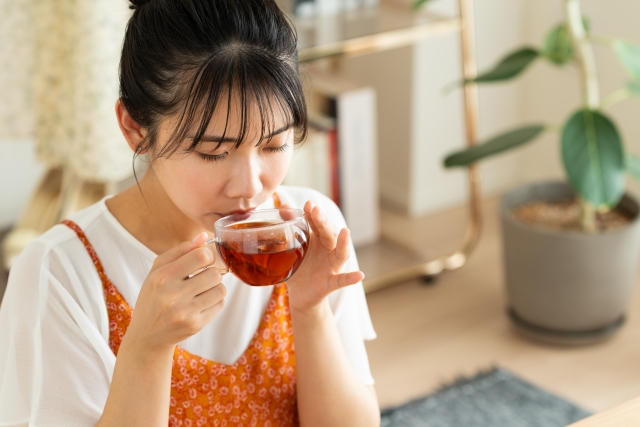 紅茶を飲んでいる女性
