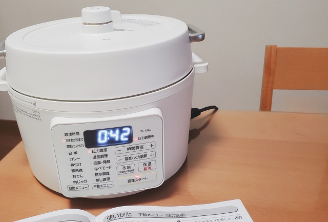 白い電気圧力鍋