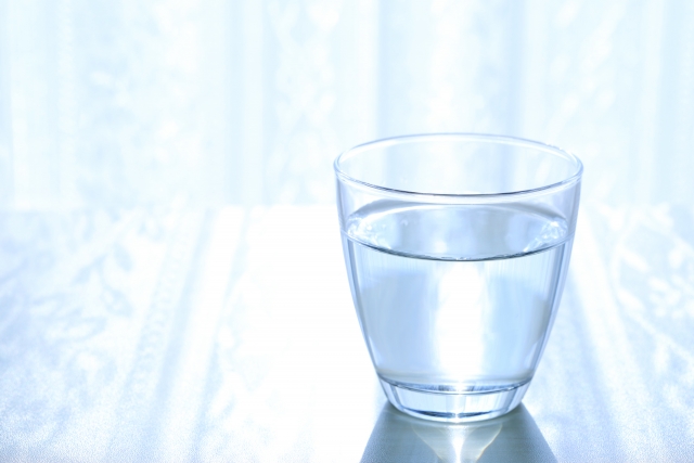 水の入ったコップ