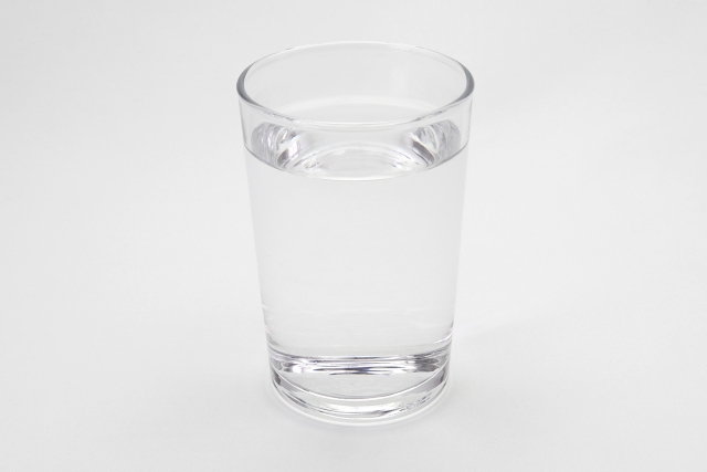 水の入ったコップ