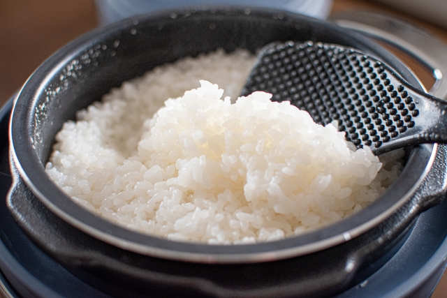 炊きあがったご飯にしゃもじを入れている様子