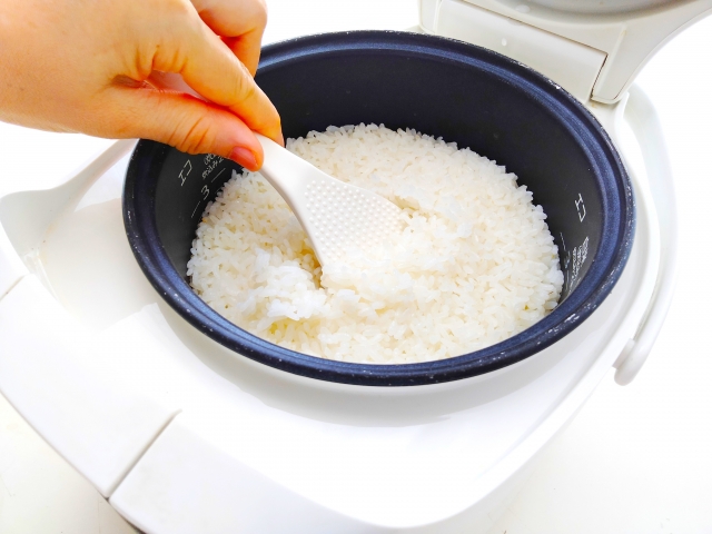 ご飯が炊きあがった白い炊飯器
