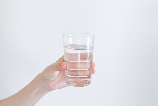水の入ったコップを持っている様子