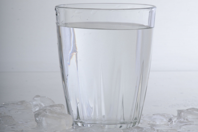 水の入ったコップ