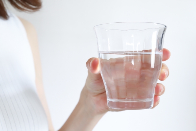 水の入ったコップを持っている様子