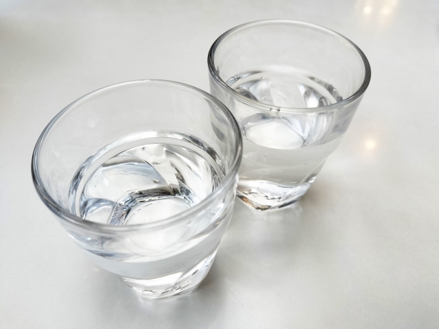 水の入った2つのコップ