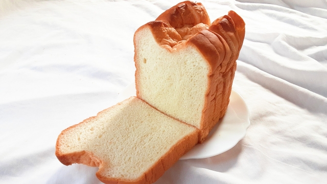 白い布の上にのった食パン