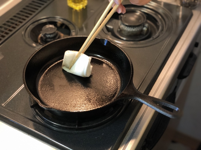 シーズニング中のスキレット