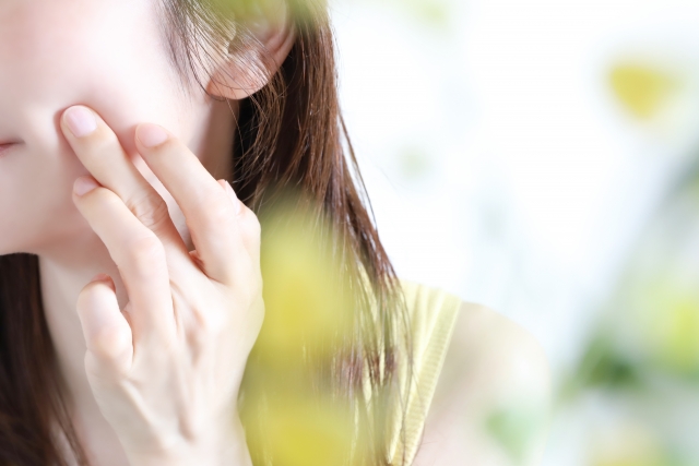 肌の状態を気にしている女性のほほ