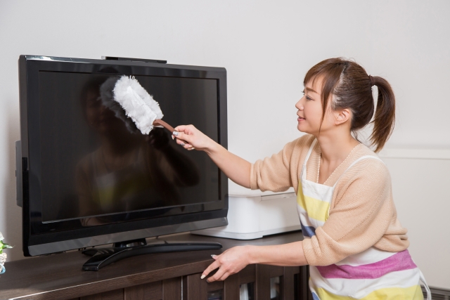 テレビのホコリ取りをしている女性