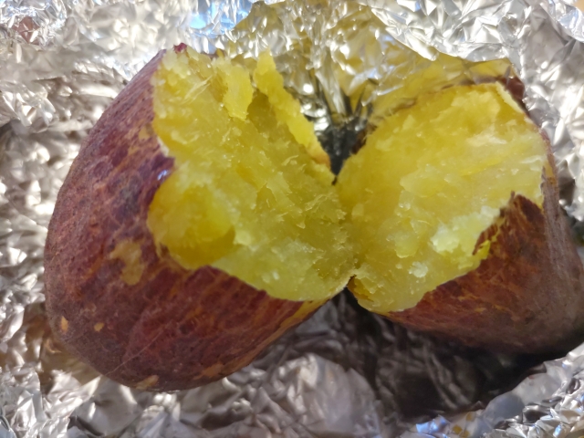 アルミホイルに包まれた焼き芋